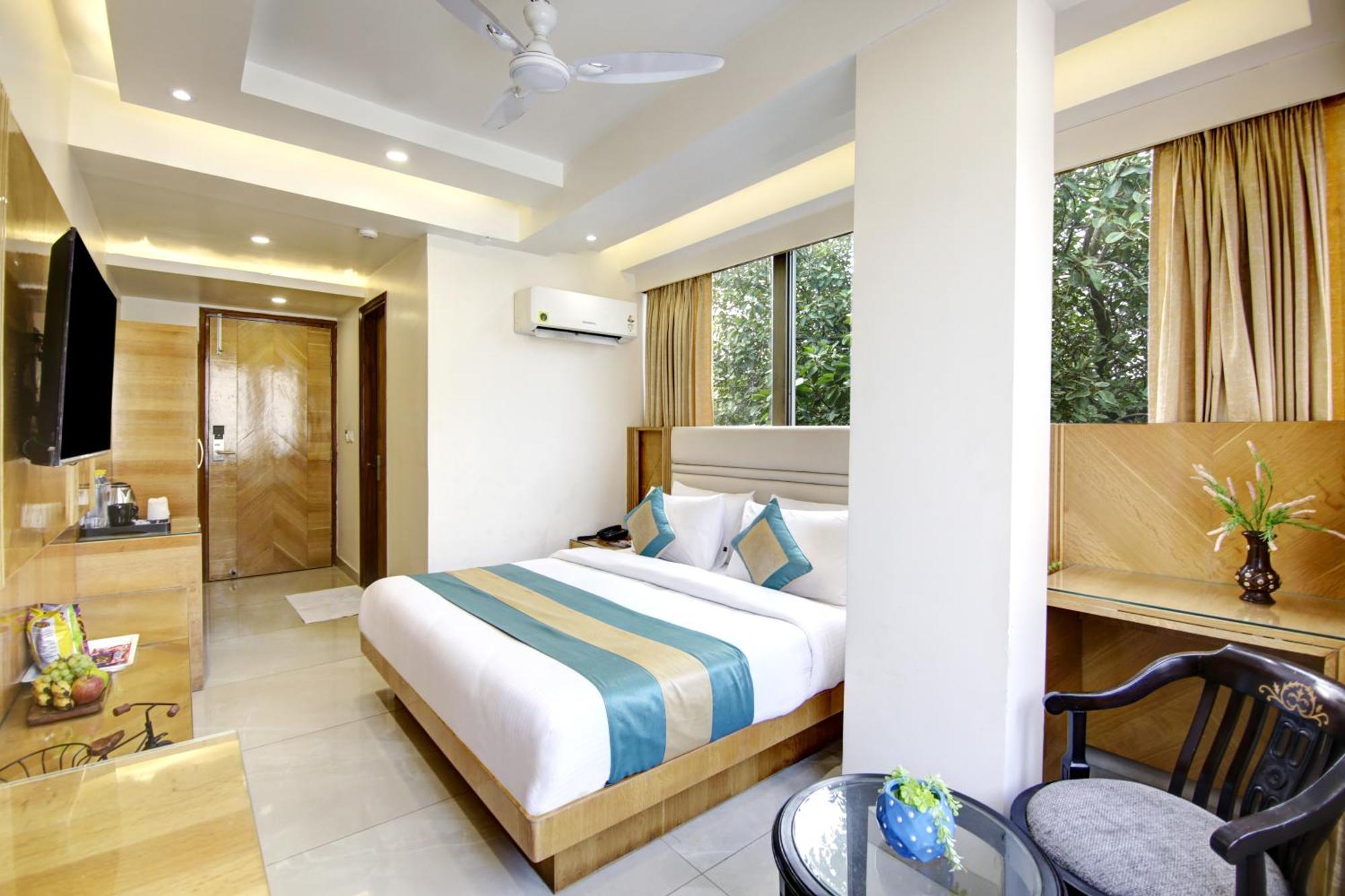 Hotel Krishna Plaza 'New Delhi' - By M S Hospitality Экстерьер фото