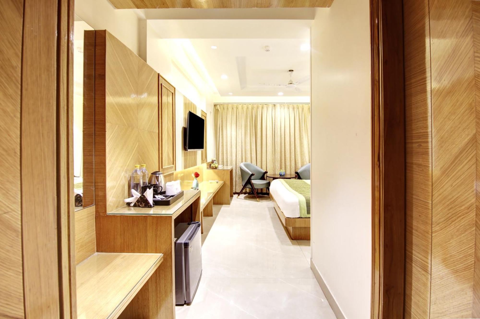 Hotel Krishna Plaza 'New Delhi' - By M S Hospitality Экстерьер фото