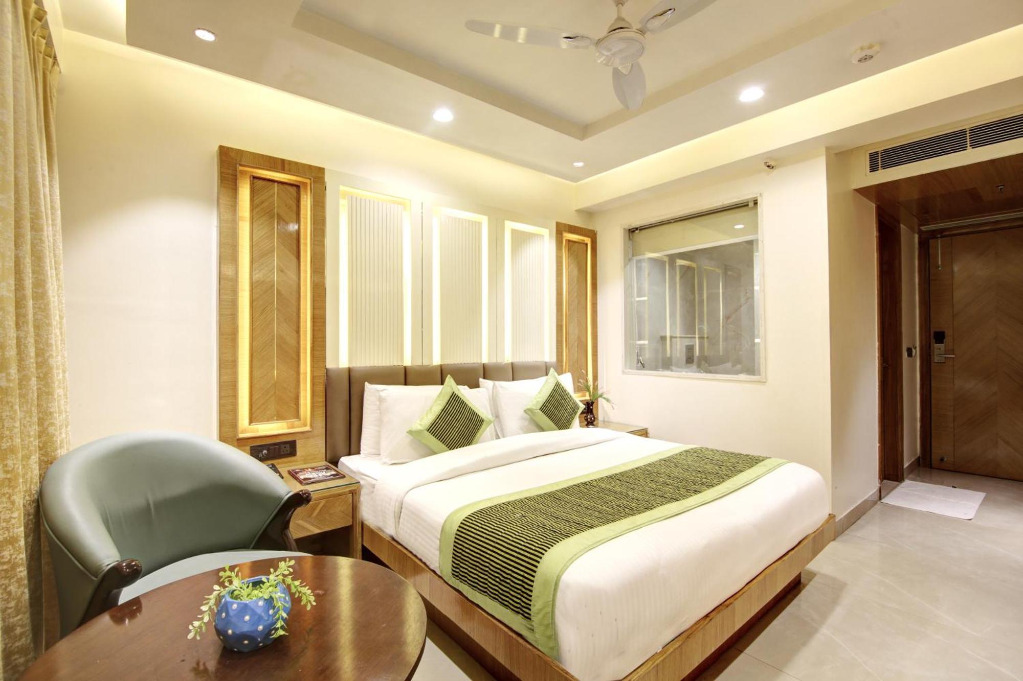 Hotel Krishna Plaza 'New Delhi' - By M S Hospitality Экстерьер фото