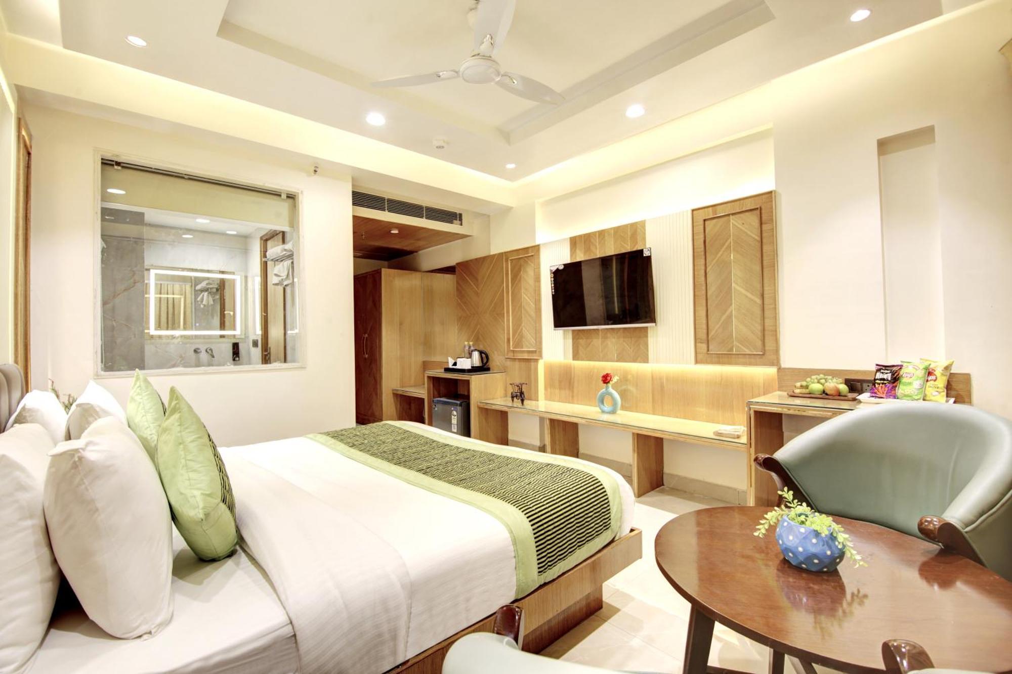 Hotel Krishna Plaza 'New Delhi' - By M S Hospitality Экстерьер фото