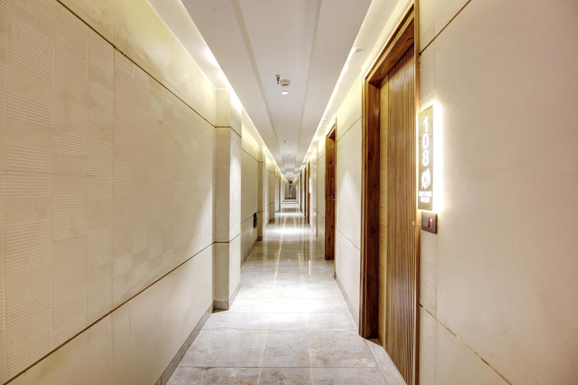 Hotel Krishna Plaza 'New Delhi' - By M S Hospitality Экстерьер фото