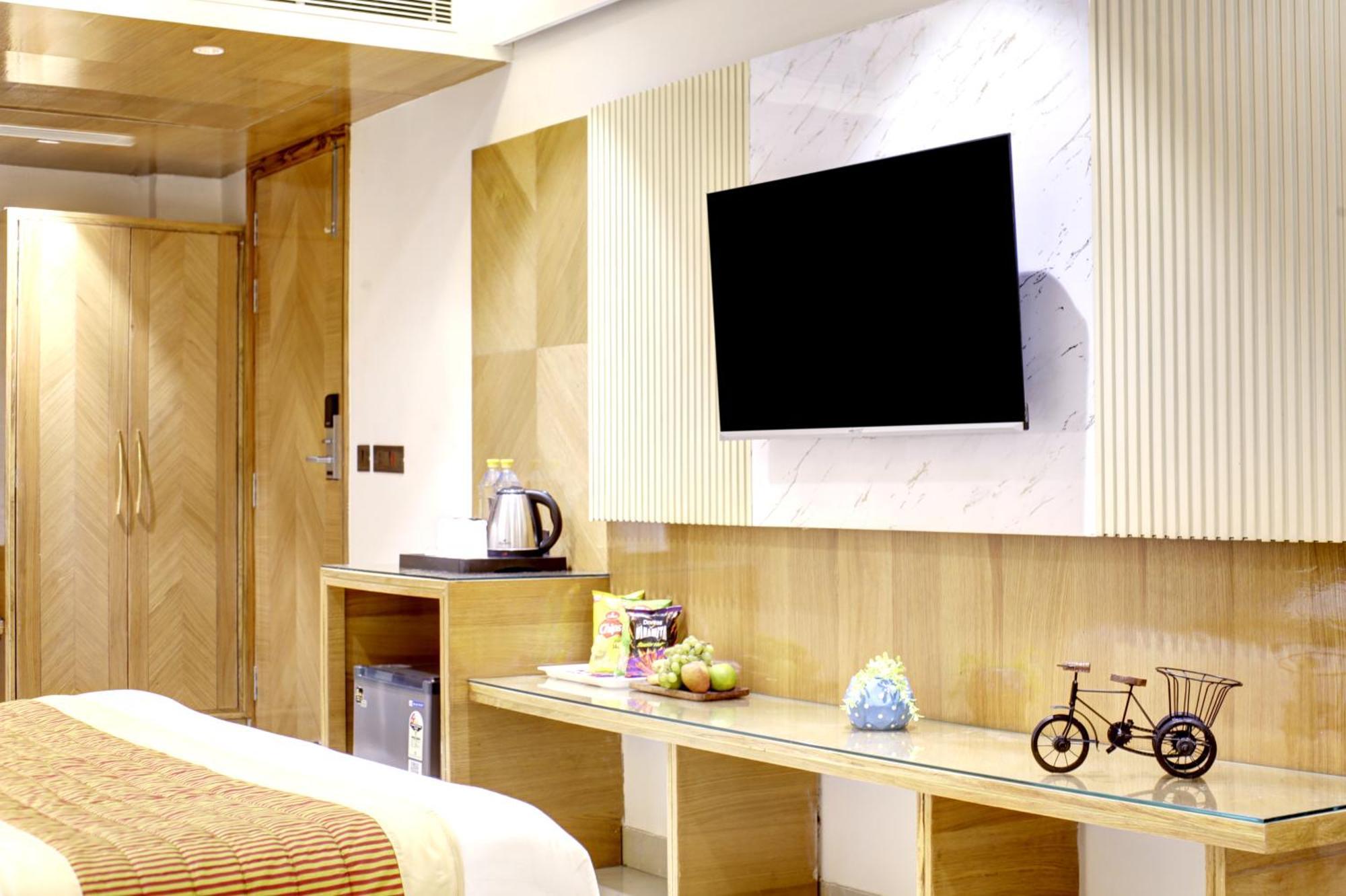 Hotel Krishna Plaza 'New Delhi' - By M S Hospitality Экстерьер фото