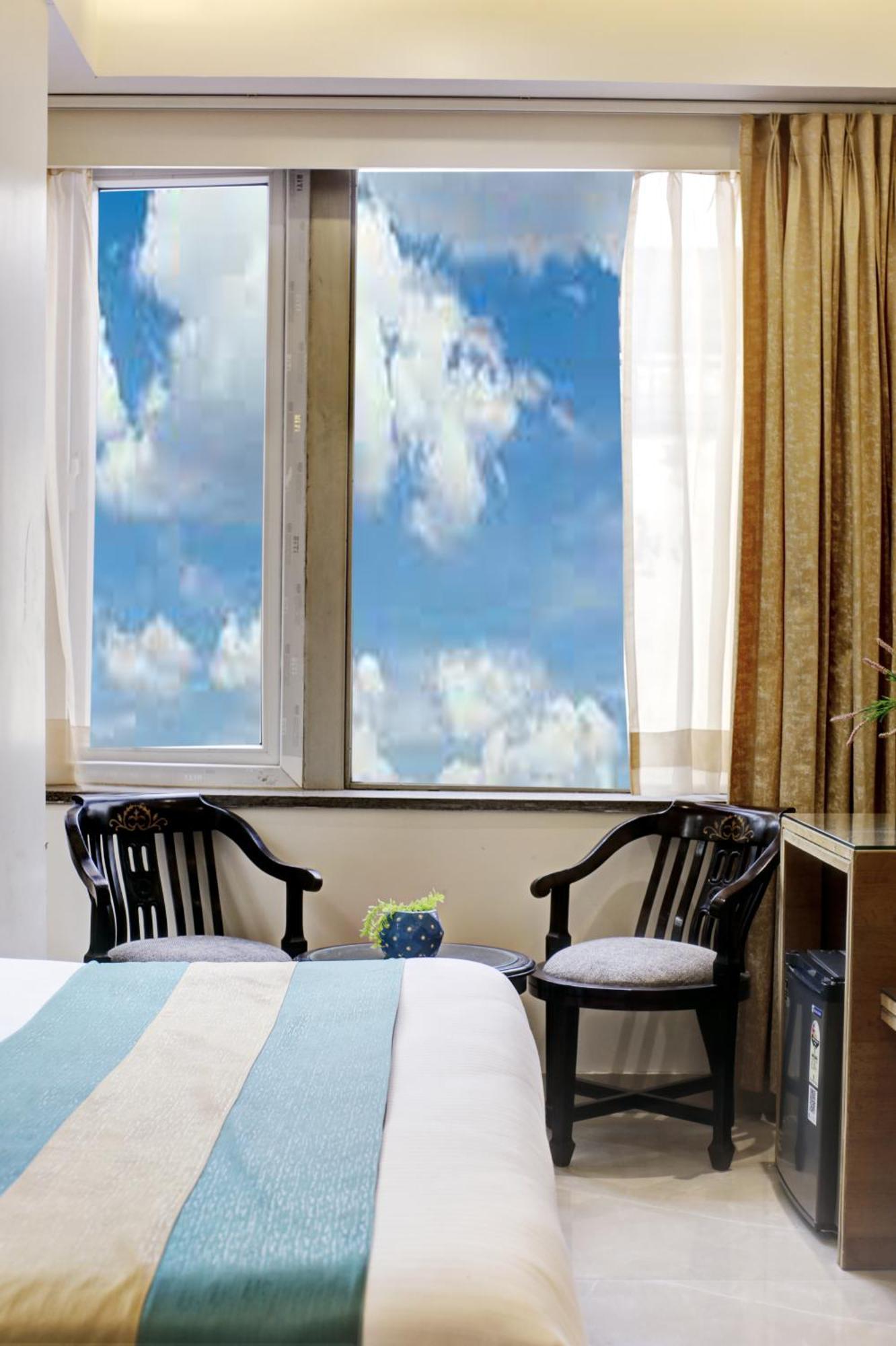 Hotel Krishna Plaza 'New Delhi' - By M S Hospitality Экстерьер фото