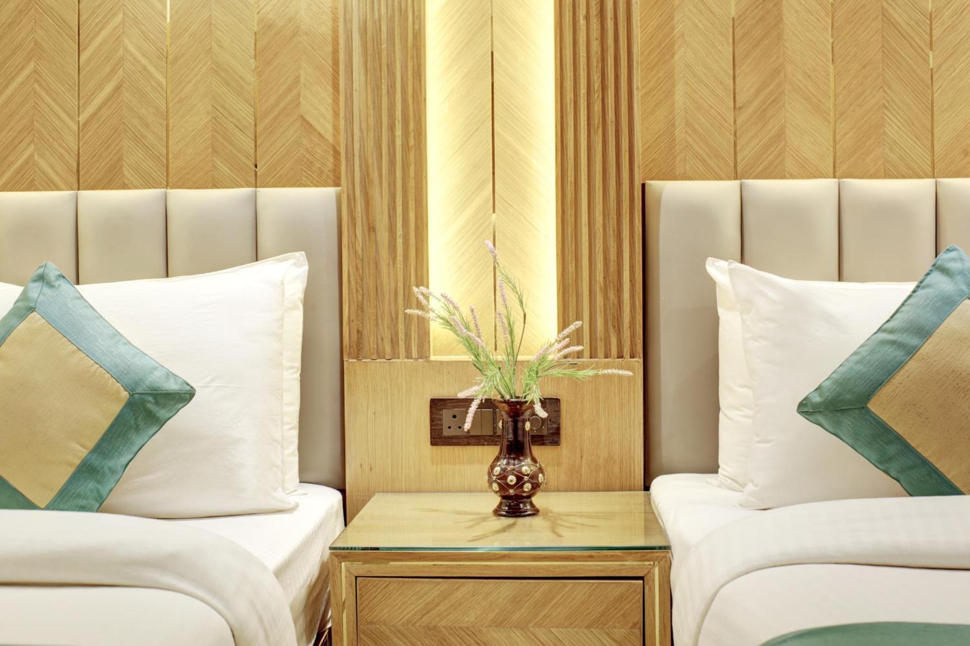 Hotel Krishna Plaza 'New Delhi' - By M S Hospitality Экстерьер фото