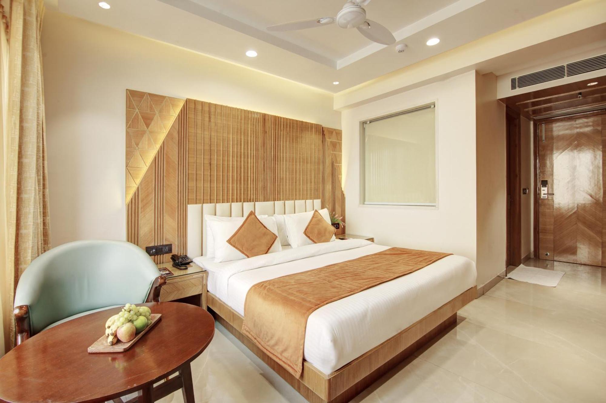 Hotel Krishna Plaza 'New Delhi' - By M S Hospitality Экстерьер фото