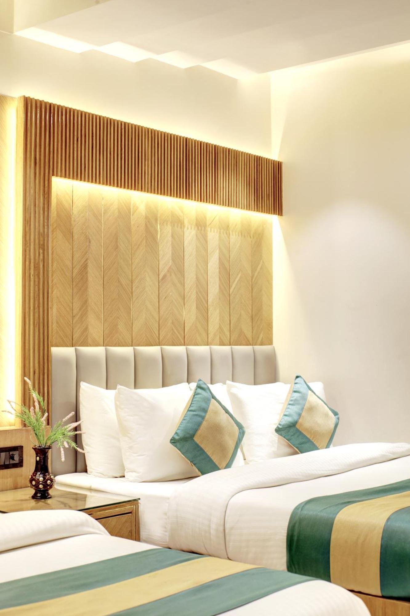 Hotel Krishna Plaza 'New Delhi' - By M S Hospitality Экстерьер фото