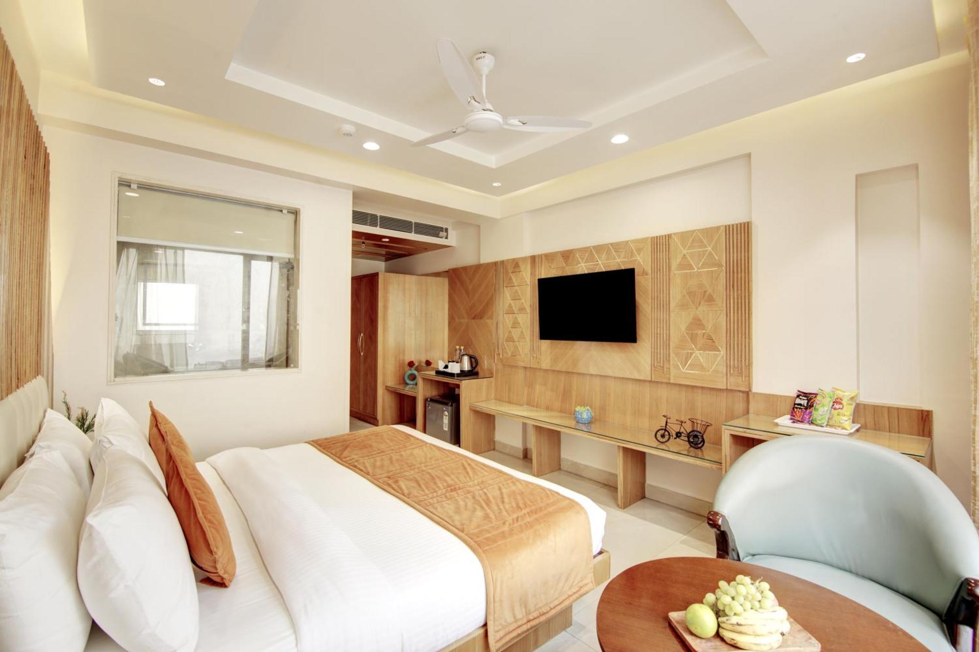 Hotel Krishna Plaza 'New Delhi' - By M S Hospitality Экстерьер фото