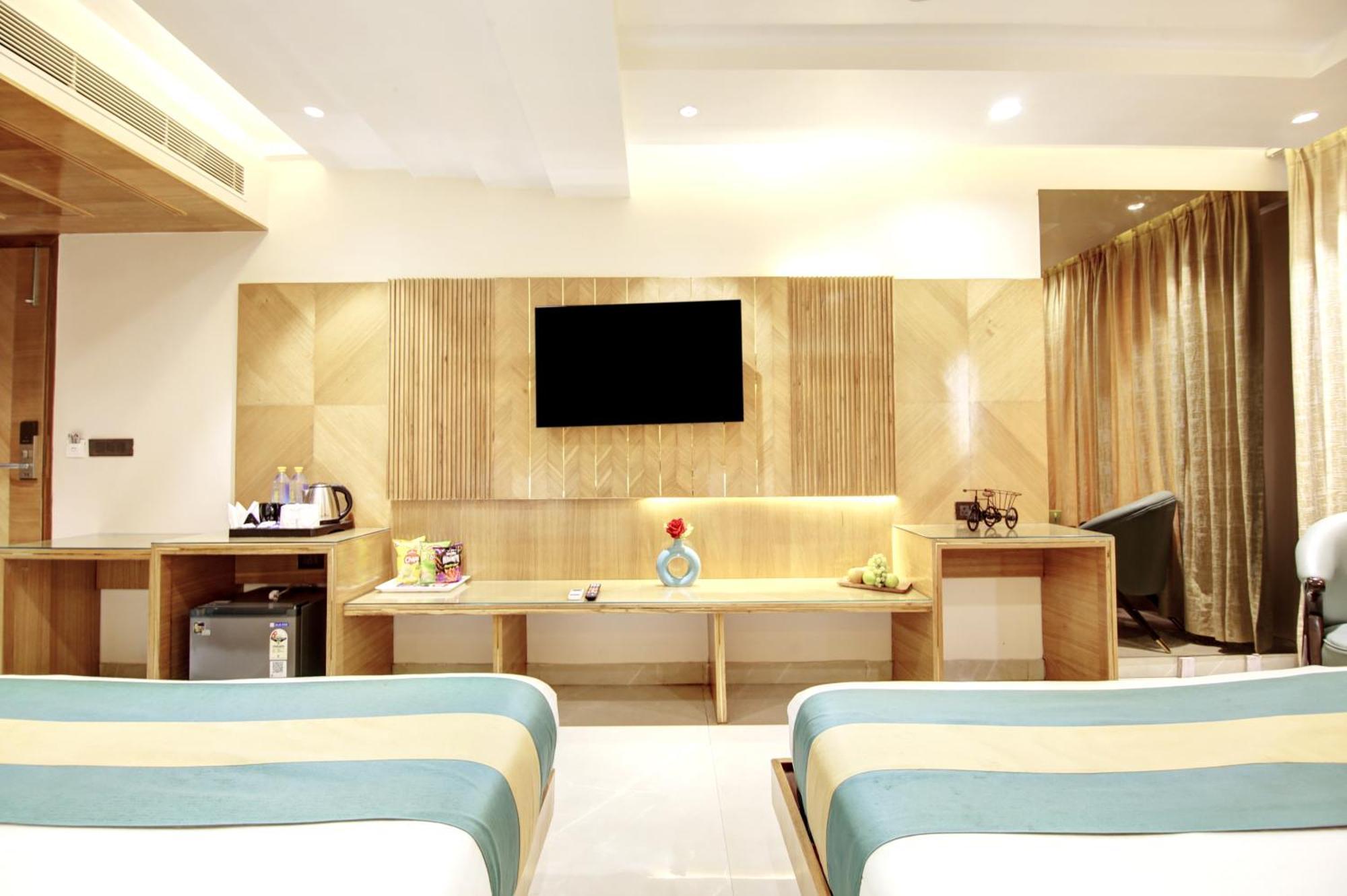 Hotel Krishna Plaza 'New Delhi' - By M S Hospitality Экстерьер фото
